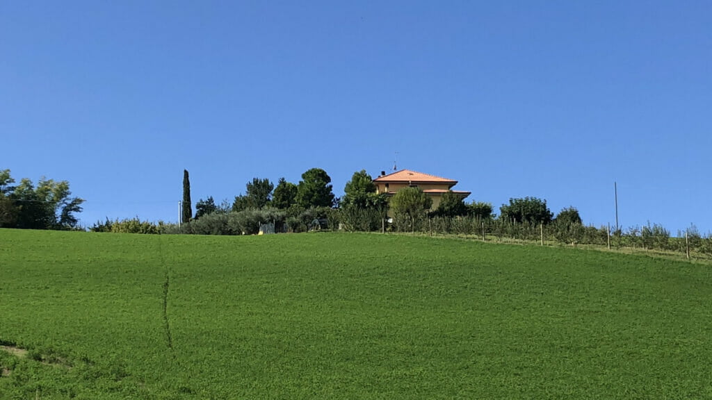 marche bølgende bakker landskab italien hus