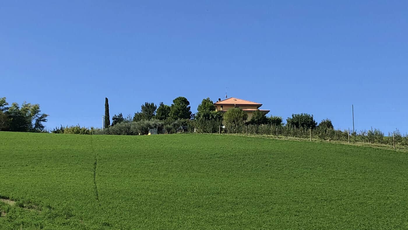 marche-hus-paa-toppen marche bølgende bakker landskab italien hus